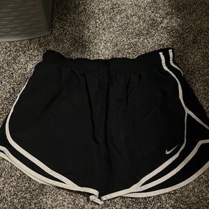 BLACK NIKE SHORTS